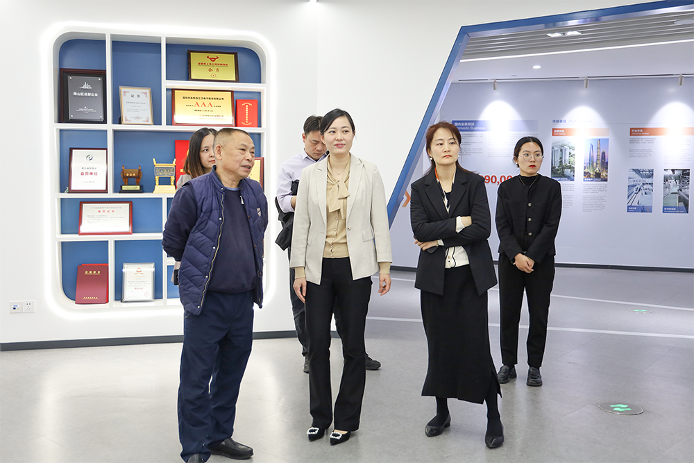 参观展厅.JPG.png